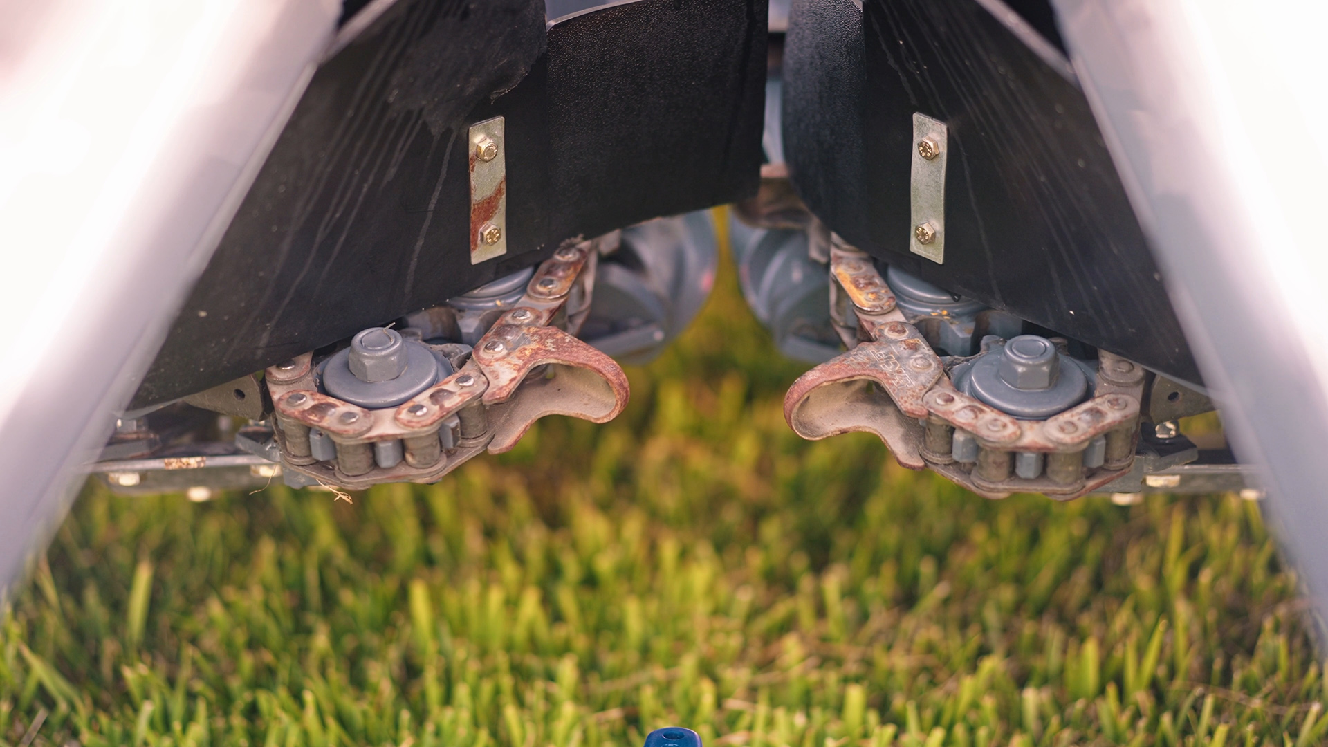 Mainero gathering chains close-up